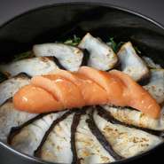 鰆やブリ、カンパチなどその時期の一番おいしい魚をだし醤油に漬け込み、皮目を炙って香ばしく仕上げました。明太子や出世魚、海苔や胡麻など縁起の良い食材をふんだんに使ったお祝いの席にもふさわしい一品です。