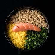 甘味をふくんだ自家製醤油でふっくらと仕上げた鶏肉（かしわ）に、青高菜やあごだしめんたいこのピリリとした辛さが絶妙に絡みます。