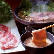 割り下に椒房庵のめんたいこを入れた特製すき焼きです。大分・耶馬渓の黒豚ロースをとろろめんたいだれでいただきます。生産者直送の黒豚は香り豊かで深い旨み。めんたいこの旨みと辛み、とろろの食感が楽しめます。
