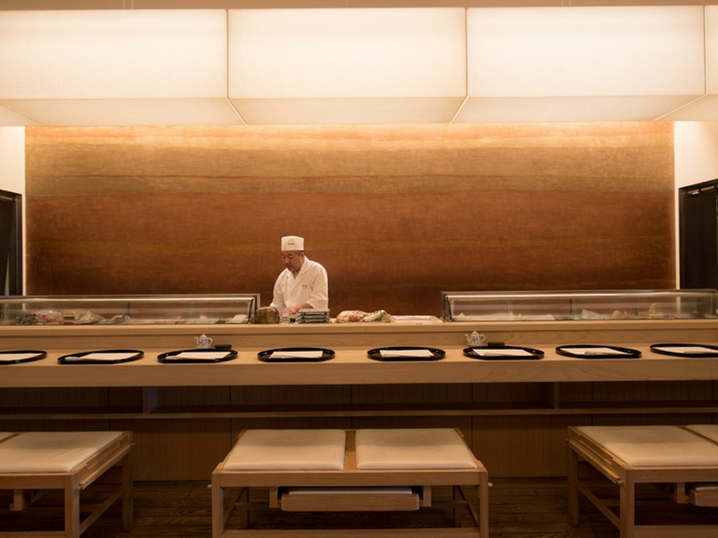 職人の粋な姿を見ながら、すしを堪能できるヒノキのカウンター席
