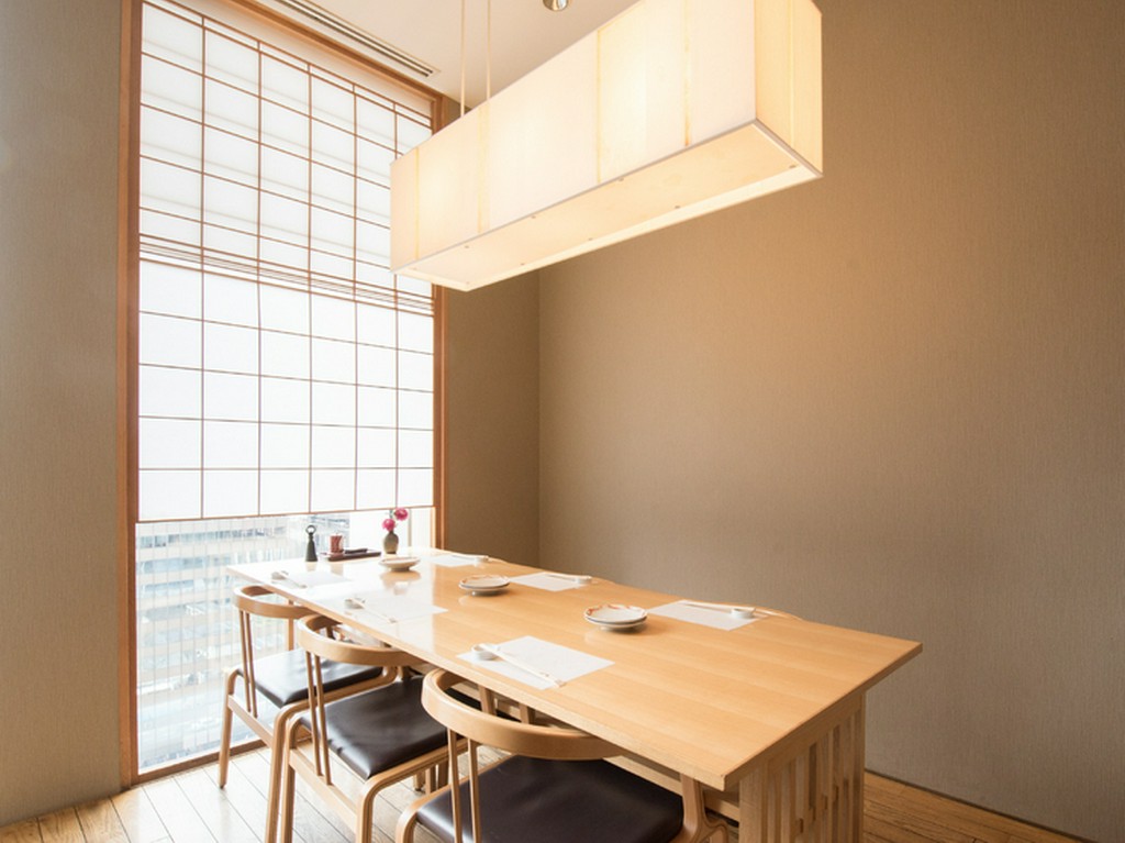 地上9階からの景色も楽しめる、最大6名収容の個室も完備