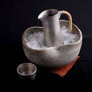 日本酒の冷酒はスズの酒器に入れ、それを氷をぎっしり敷き詰めた器に挿してお出しいたします。見るからにひんやりした清涼感が心地よく伝わってきて、日本酒の繊細な味わいを目でも楽しむことができます。