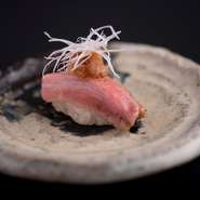 脂ののったトロをさっと炙って香ばしく仕上げ、生のマグロのおいしさとはまたひと味違う魅力を引き出したすしです。トロは主に大トロに近い、中トロの部分を使用しており、すしのごちそう感を存分に楽しめます。
