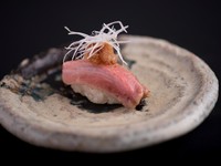 トロをさっと炙ることで香ばしさをプラス！生とはまた違ったおいしさを堪能できる『あぶりトロ』