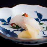 九州で白身の高級魚として有名な『アラ』のすし。冬の魚とのイメージがあるが、実はほぼ通年食べられる