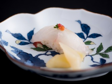 九州で白身の高級魚として有名な『アラ』のすし。冬の魚とのイメージがあるが、実はほぼ通年食べられる