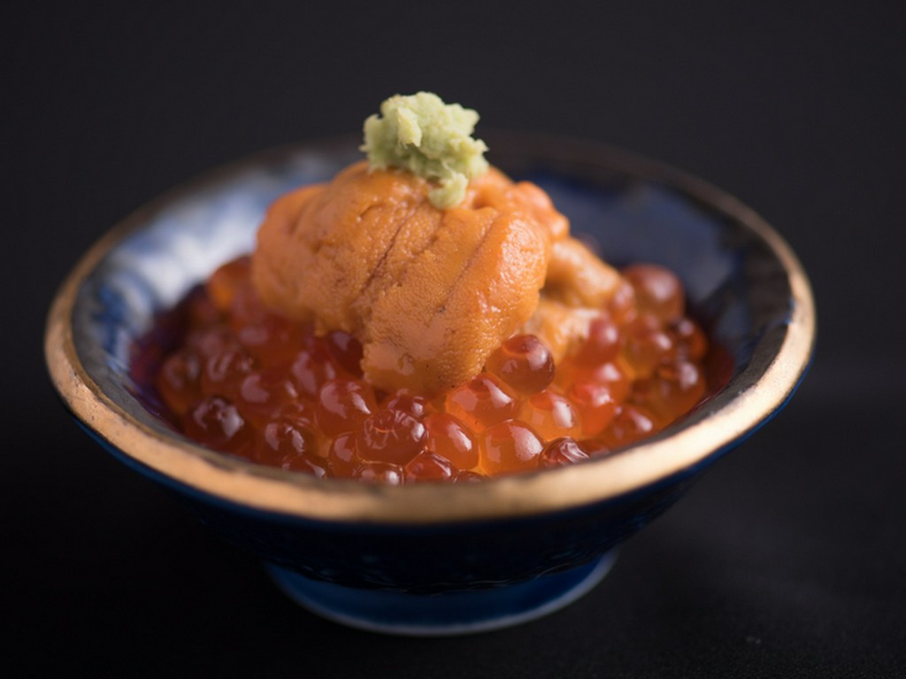 ほとんどのお客様が頼まれる一品。“ひと口丼”風の小粋な提供スタイルが特徴の『うに・いくら小丼』