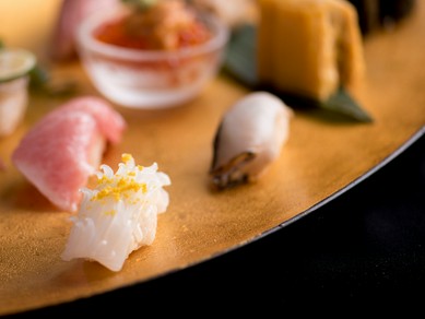 【やま中】と言えば、これ。表面を“松笠”に仕上げたイカのすし