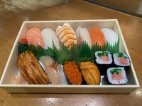 玄海の海の幸を博多前鮨でお楽しみください。