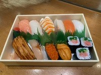 玄海の海の幸を博多前鮨でお楽しみください。