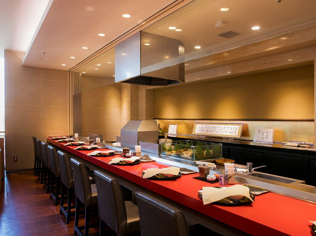 揚げたての天ぷらを熱いうちにいただける、天一自慢のコース料理