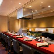 カウンター席で楽しめるコース料理（4000円～）は、旬の食材を使った渾身の一品を堪能できます。自慢の天ぷらは数回に分けて提供され、揚げたてを熱いうちに堪能できます。