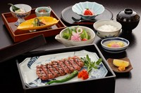 見事な焼き目と赤身の絶妙なコントラスト。リッチなカットが施された贅沢なステーキは、ロース・ヒレの2種を用意。厳選されたお肉の味わいを、シンプルに伝えてくれます。