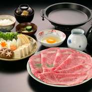 上質な黒毛和牛のお肉を秘伝の割り下でいただく『すき焼』。熱を通すことでお肉の味わいは引き締まったものに。脂の風味を引き立てる香りと味わい。濃密なひとときを堪能できます。
