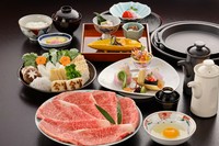 前菜に温物・造りを経て、メインのすき焼き。お食事、デザートへと至るコースです。