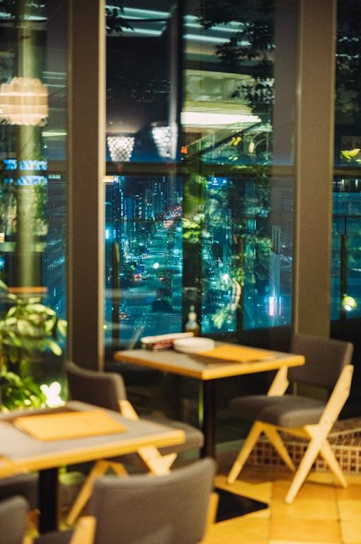 窓側席をご用意しています