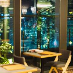 窓側席をご用意しています