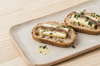最高級カンタブリア産アンチョビ　と　スライスバター　1,320円
フレッシュトマトのサルサ　1,100円