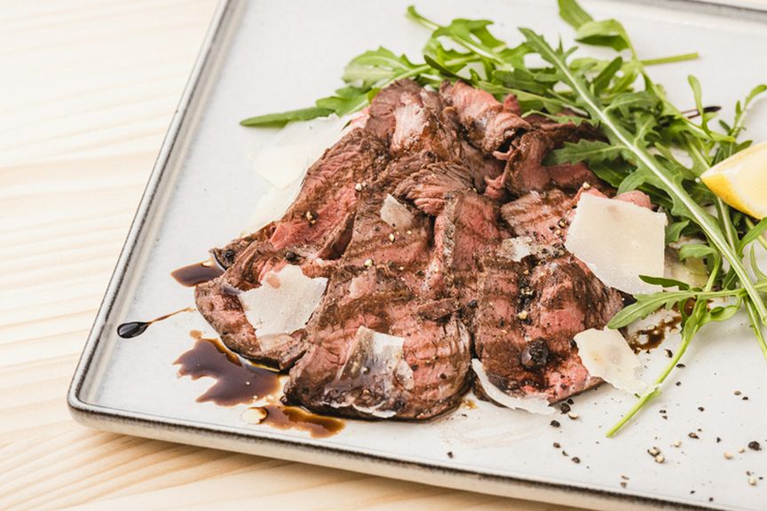  PESCI＆CARNI　〜魚・肉料理〜  国産牛肉のタリアータ 　バルサミコソース　ルッコラとパルミジャーノ