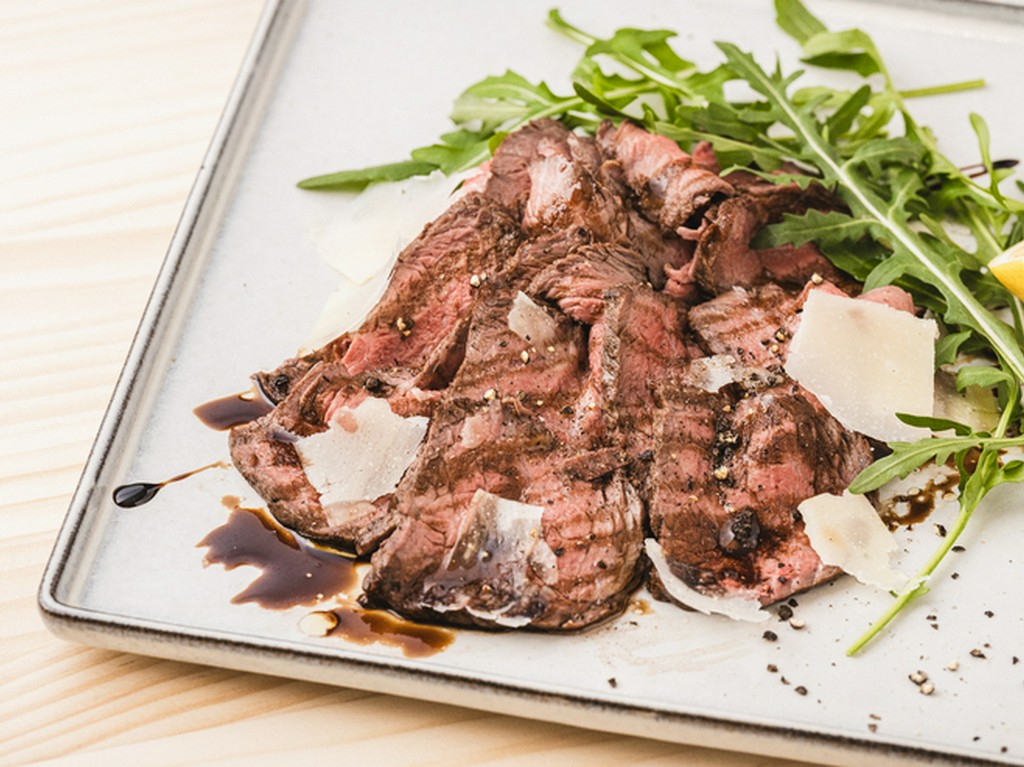 国産牛肉のタリアータ 　バルサミコソース　ルッコラとパルミジャーノ