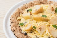 ピッツァ 季節の果物とリコッタチーズ バニラアイス&蜂蜜添え 1,760円