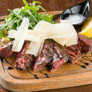 あか牛のもも肉を焼き、パルサミコ酢、スライスしたパルメザンチーズをかけて仕上げます。熊本のあか牛は、赤身部分にしっかり味があるので、肉の味を楽しむ一皿。どんなワインとも相性バツグンです。