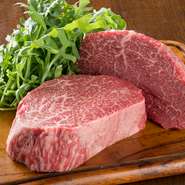 熊本あか牛の肉は、さしの入った脂を楽しむというよりも、うまみが凝縮した赤身を堪能する牛です。肉は柔らかくて、ヘルシー。このお店では、専門の業者と契約し、定期的に仕入れています。