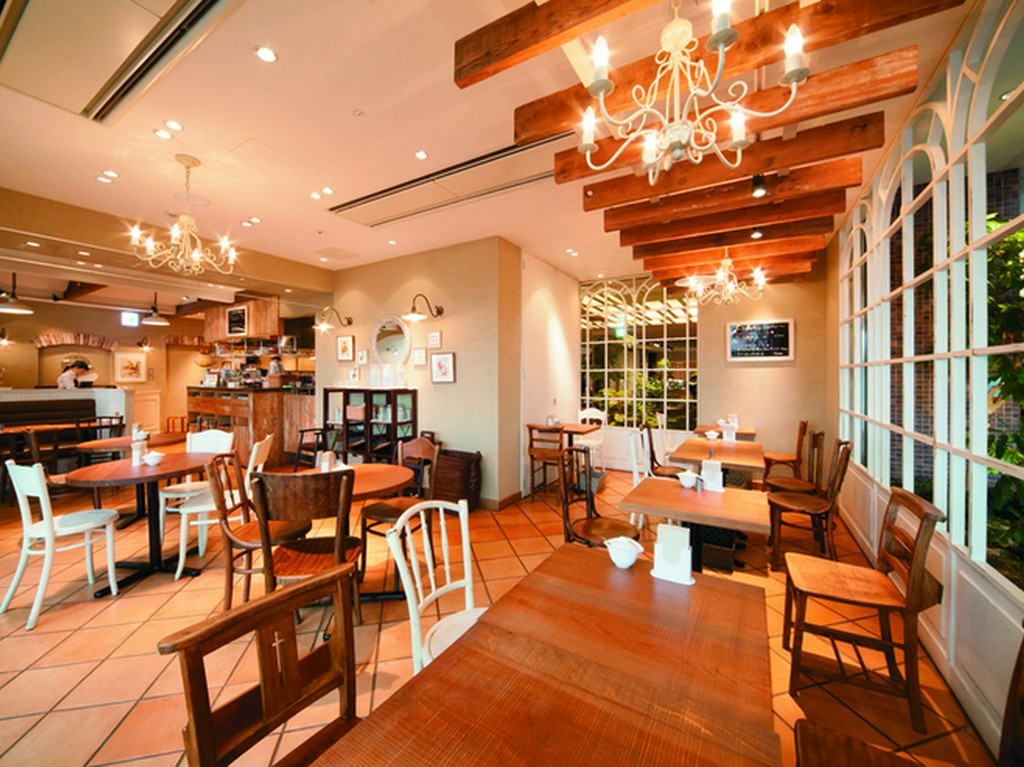 フルーツをゆっくり味わえる。木のぬくもりのある居心地良い空間