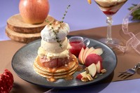 ふわふわのパンケーキに、蜂蜜やシナモンで味付けした紅玉りんごを贅沢にのせました。塩キャラメルソースやカスタード、バニラアイスが甘酸っぱいりんごの味を引き立てます。