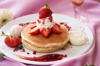 ふわふわのミルクパンケーキにフレッシュあまおうをたっぷりのせた人気メニュー。
温かい練乳ソースをかけてお召し上がりください。