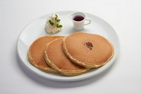 ミルキーなママの味のパンケーキ。ホイップとキャンベルソース添え