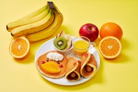 お子様専用パンケーキセット。ソーセージを巻いたミルクパンケーキに フレッシュフルーツとオレンジジュース付き。  小学生以下のお子様に限らせて頂きます。