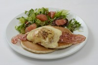 九州産雑穀パンケーキに生ハムと季節のフルーツを合わせました。フルーツにつきましてはスタッフまでお問い合わせください。