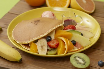 フレッシュフルーツを存分に味わえる色鮮やかな『ミックスフルーツパンケーキ』