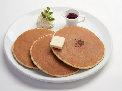 フレッシュフルーツを存分に味わえる色鮮やかな『ミックスフルーツパンケーキ』