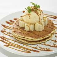 パンケーキの上にバナナと自家製の濃厚バニラアイスをトッピングした、世代を問わず人気のメニュー。仕上げにかけるトロリとしたキャラメルソースも自家製。パンケーキにはバナナ1本分を使っており食べ応えもあり。