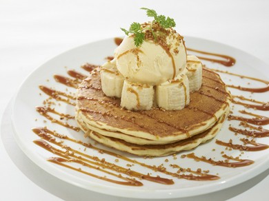 フレッシュフルーツを存分に味わえる色鮮やかな『ミックスフルーツパンケーキ』