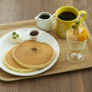 本日のミニパフェ　ミルクパンケーキプレーン　コーヒーor季節の紅茶（ホット／アイス）
※店内の黒板メニューをご覧ください。