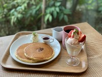本日のミニパフェ　ミルクパンケーキプレーン　コーヒーor季節の紅茶（ホット／アイス）
※店内の黒板メニューをご覧ください。