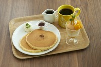 本日のミニパフェ　ミルクパンケーキプレーン　コーヒーor季節の紅茶（ホット／アイス）
※店内の黒板メニューをご覧ください。