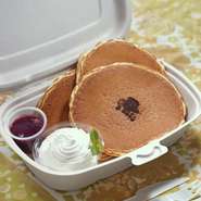 8種の雑穀を使用したパンケーキにホイップクリーム、自家製キャンベルアーリーソースを添えて。※ジュース付き