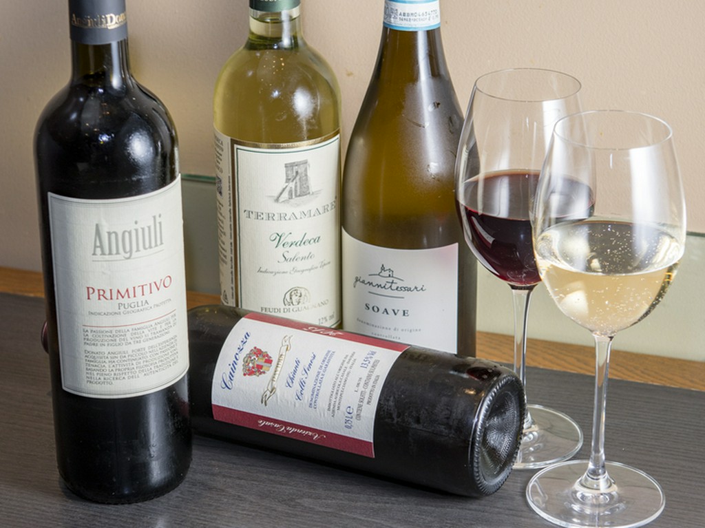 イタリアワインを中心に店長がワインを厳選、自然派ワインも！