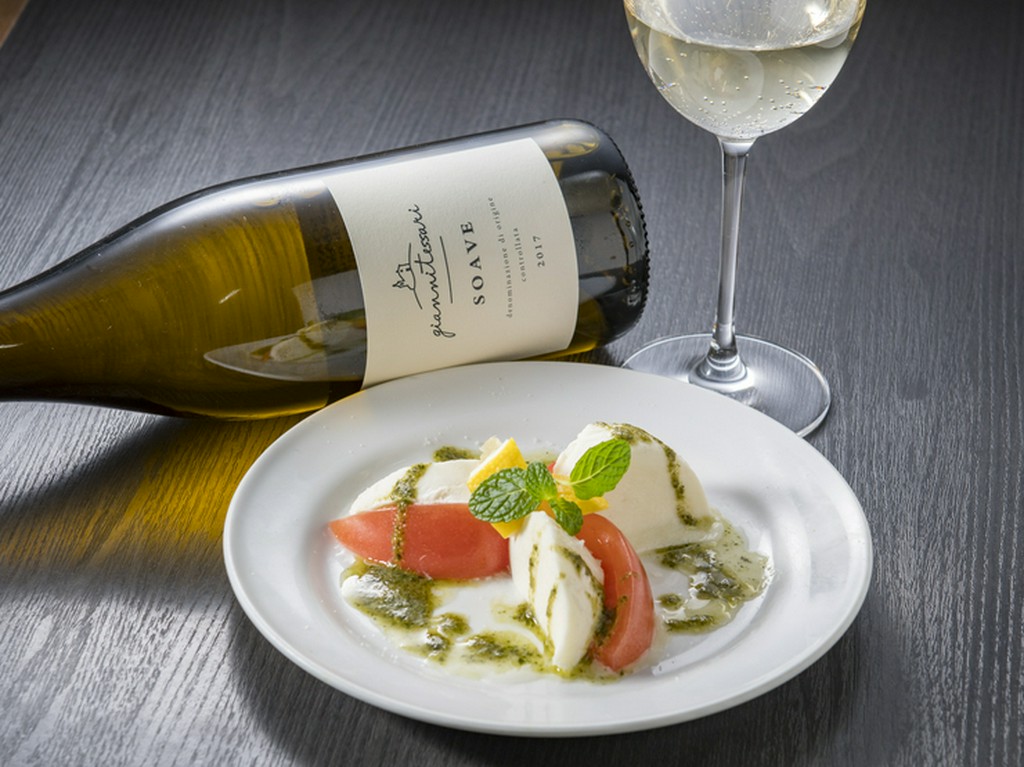 ボリュームたっぷりのサラダとドリンクでお得にヘルシーに！