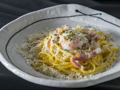 不動の人気ナンバーワンメニュー！豆乳のまろやかな味わい『たっぷりチーズと糸島自然卵のカルボナーラ』