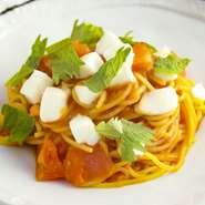 モッツァレラと完熟トマトのスパゲッティ 大葉をのせて