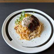 柔らかくジューシーにローストし、
肉の旨みを最大限に引き出した桜肉を
ボロネーゼソースのタリアテッレにトッピング。
爽やかな柑橘系のサワークリームがアクセント。