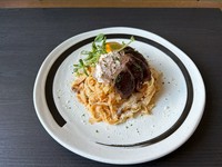 柔らかくジューシーにローストし、
肉の旨みを最大限に引き出した桜肉を
ボロネーゼソースのタリアテッレにトッピング。
爽やかな柑橘系のサワークリームがアクセント。