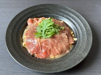 Wagyu Beef Sukiyaki Tagliatelle
当店人気の「ぺぺたま」をすき焼き風にアレンジ。
甘辛く味付けした博多和牛との相性抜群の一皿。