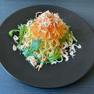 春の訪れを感じる一品。
桜エビの香ばしさと旬の野菜の甘みが
口いっぱいに広がります。
トッピングされた人参と春菊が
彩りと豊富なビタミン、ミネラルをプラス。