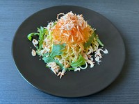 春の訪れを感じる一品。
桜エビの香ばしさと旬の野菜の甘みが
口いっぱいに広がります。
トッピングされた人参と春菊が
彩りと豊富なビタミン、ミネラルをプラス。